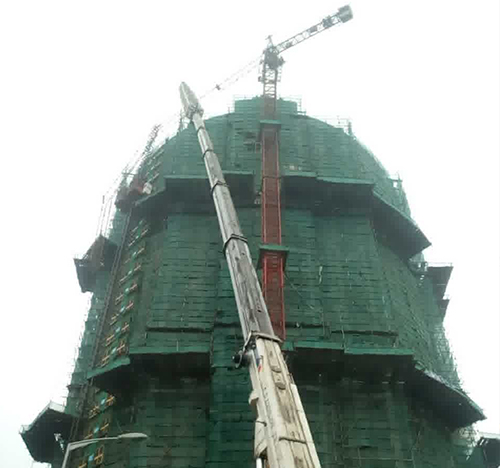 鄄城吊车在工地上作业